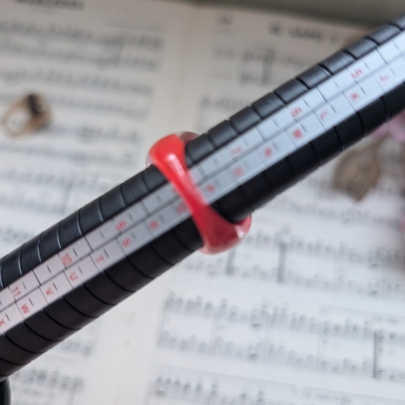 Red Floral Ring Size 8 - Picture 5 of 8